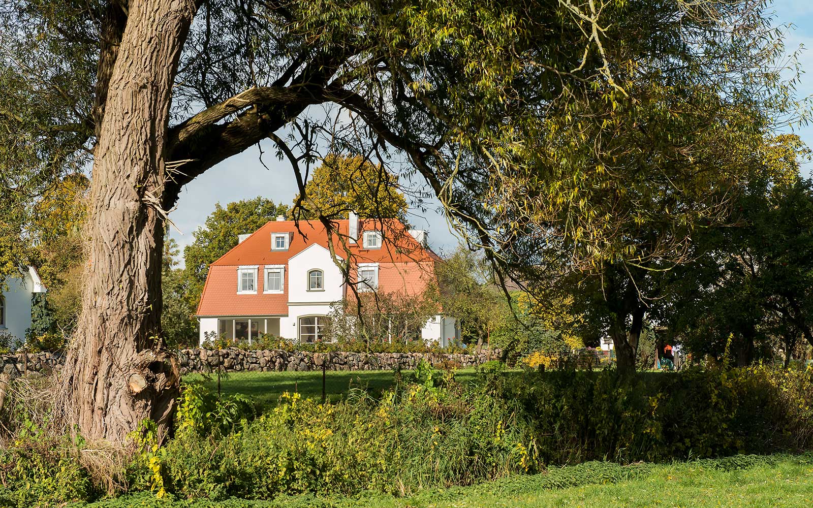 Die Malvengarten-Apartments umgeben von einem großzügigen Garten